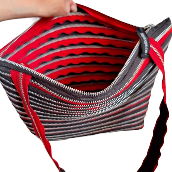 Handbad made of black and Red zipper. - Picture 3 of 5